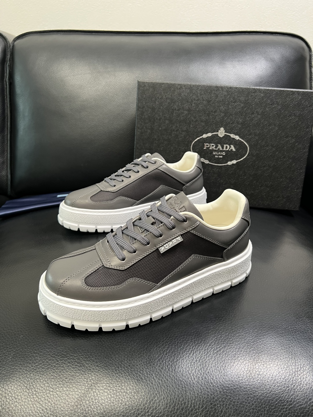 Prada 顶级工艺品，普拉达 专柜同步，原厂配置意大利进口牛皮拼布面料，进口牛皮内里垫，透气舒适，鞋底