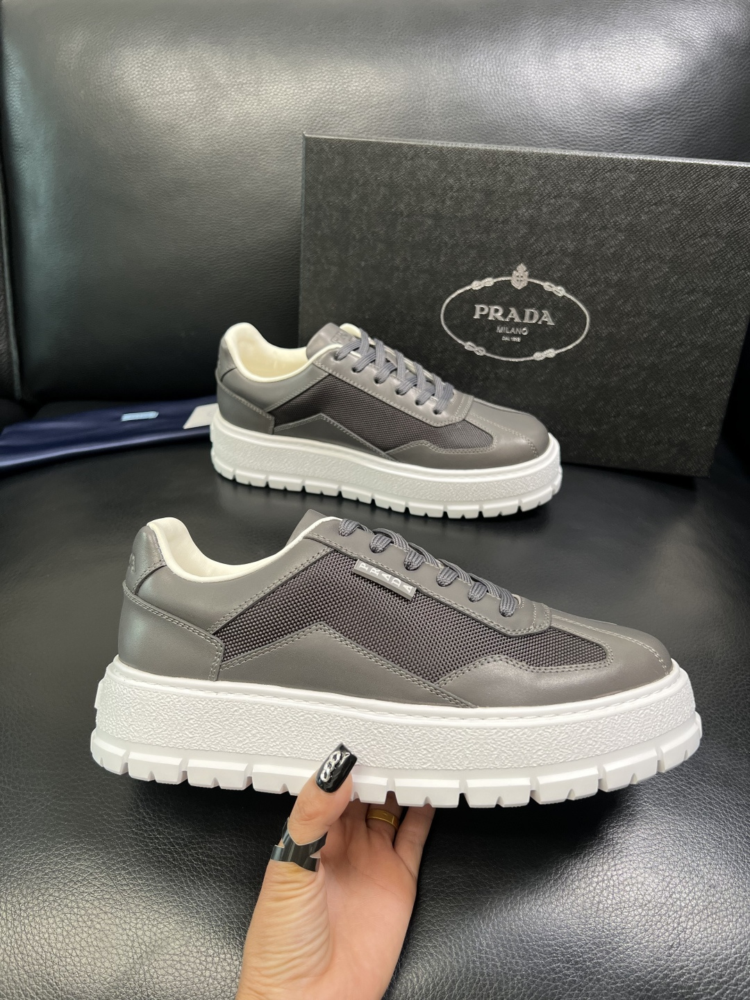 Prada 顶级工艺品，普拉达 专柜同步，原厂配置意大利进口牛皮拼布面料，进口牛皮内里垫，透气舒适，鞋底