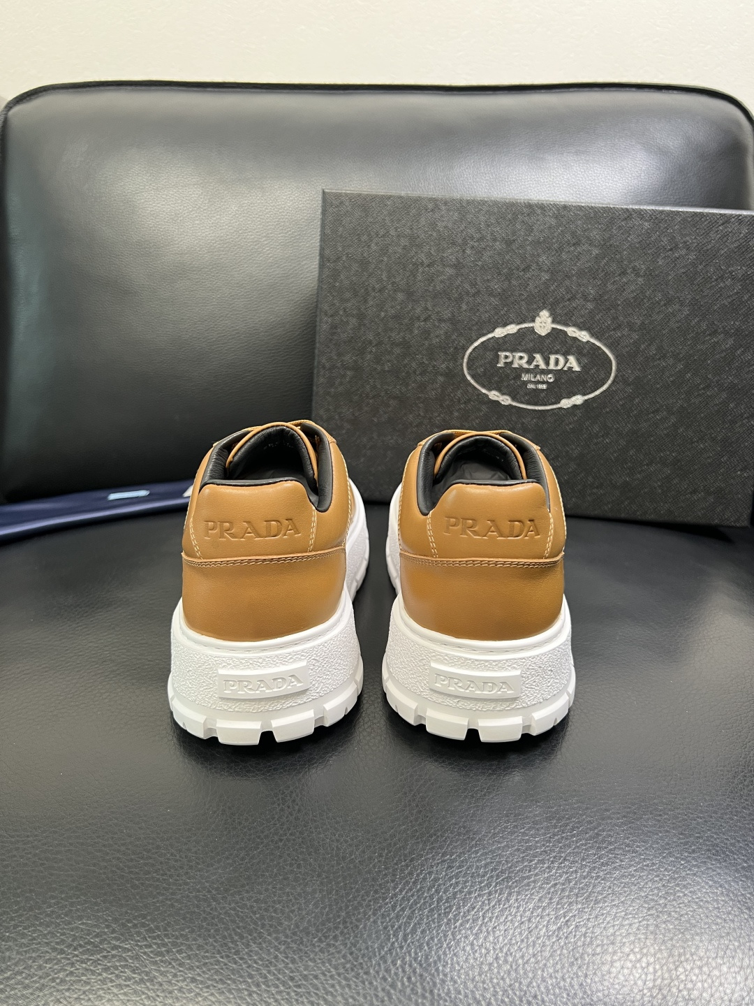 Prada 顶级工艺品，普拉达 专柜同步，原厂配置意大利进口牛皮拼布面料，进口牛皮内里垫，透气舒适，鞋底