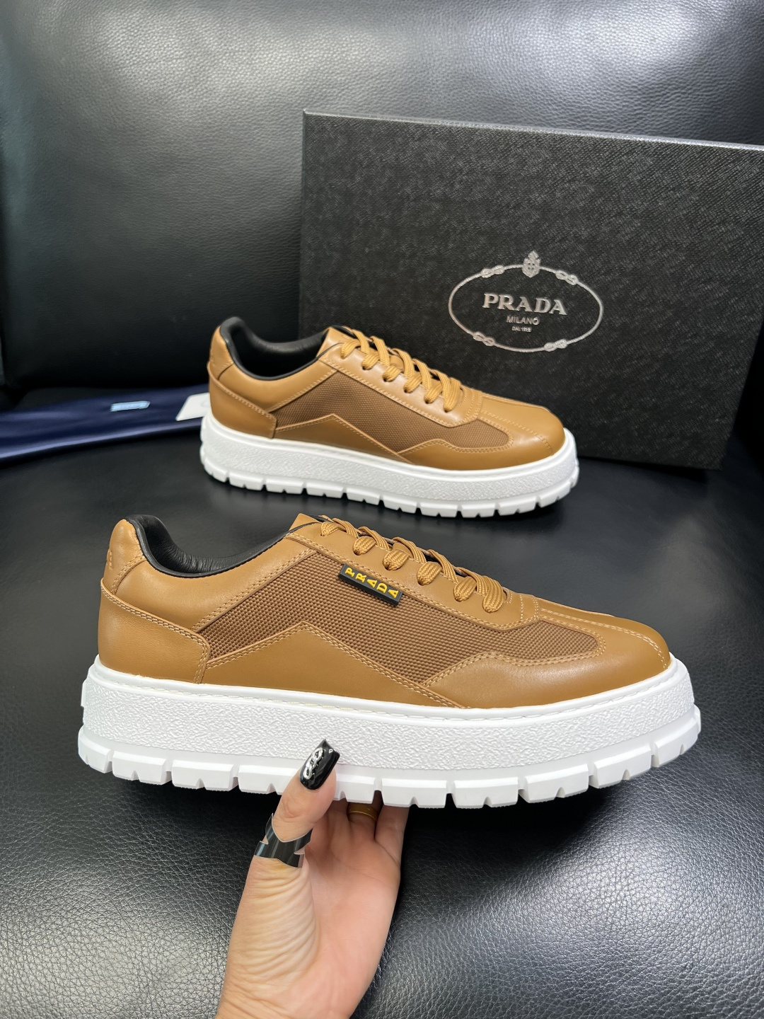 Prada 顶级工艺品，普拉达 专柜同步，原厂配置意大利进口牛皮拼布面料，进口牛皮内里垫，透气舒适，鞋底