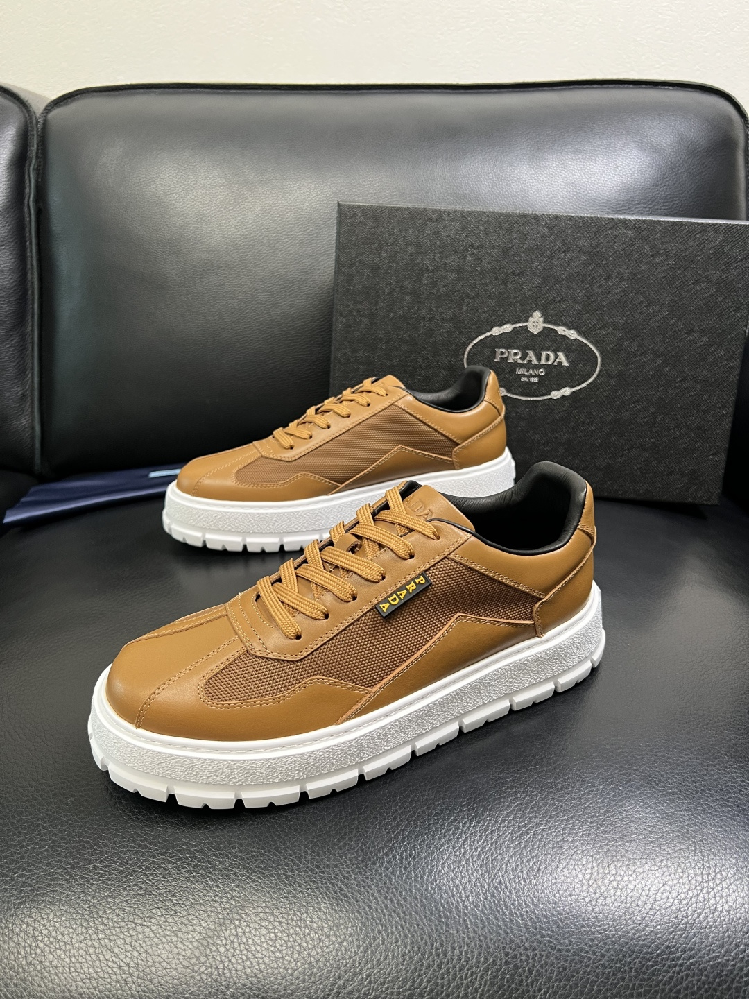 Prada 顶级工艺品，普拉达 专柜同步，原厂配置意大利进口牛皮拼布面料，进口牛皮内里垫，透气舒适，鞋底