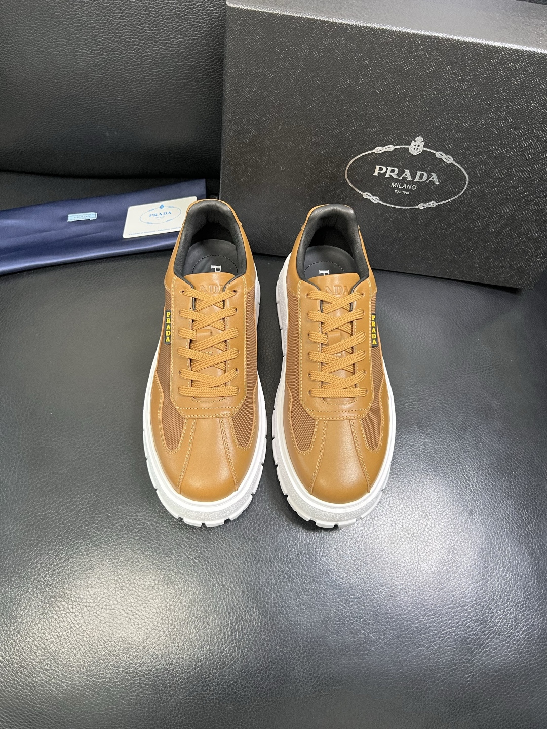 Prada 顶级工艺品，普拉达 专柜同步，原厂配置意大利进口牛皮拼布面料，进口牛皮内里垫，透气舒适，鞋底