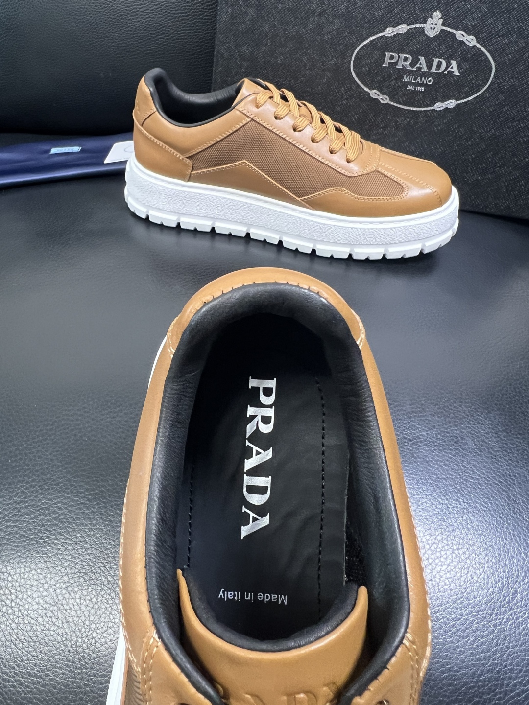 Prada 顶级工艺品，普拉达 专柜同步，原厂配置意大利进口牛皮拼布面料，进口牛皮内里垫，透气舒适，鞋底