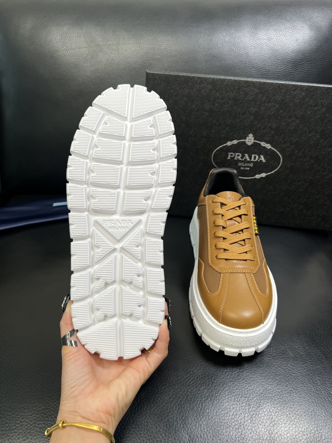 Prada 顶级工艺品，普拉达 专柜同步，原厂配置意大利进口牛皮拼布面料，进口牛皮内里垫，透气舒适，鞋底