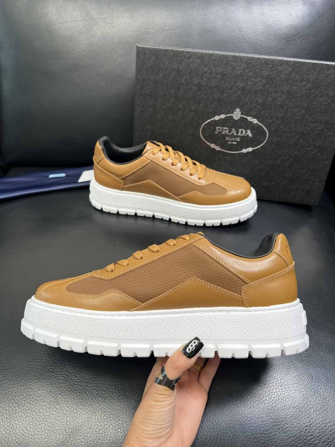 Prada 顶级工艺品，普拉达 专柜同步，原厂配置意大利进口牛皮拼布面料，进口牛皮内里垫，透气舒适，鞋底