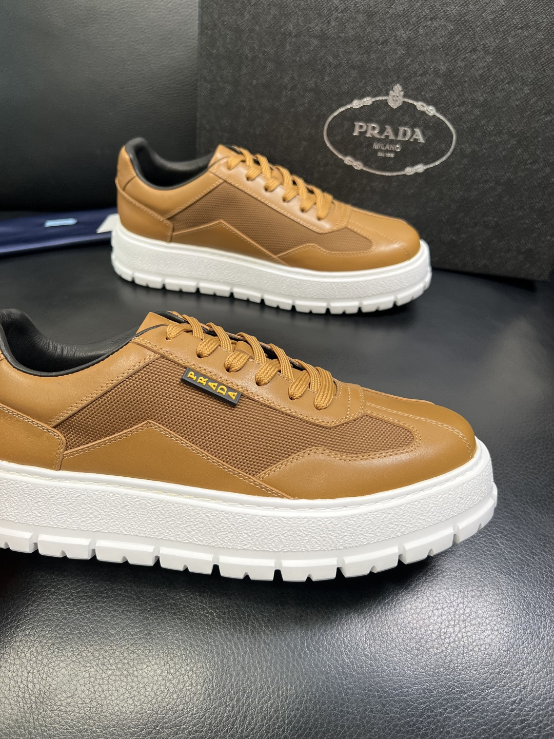 Prada 顶级工艺品，普拉达 专柜同步，原厂配置意大利进口牛皮拼布面料，进口牛皮内里垫，透气舒适，鞋底