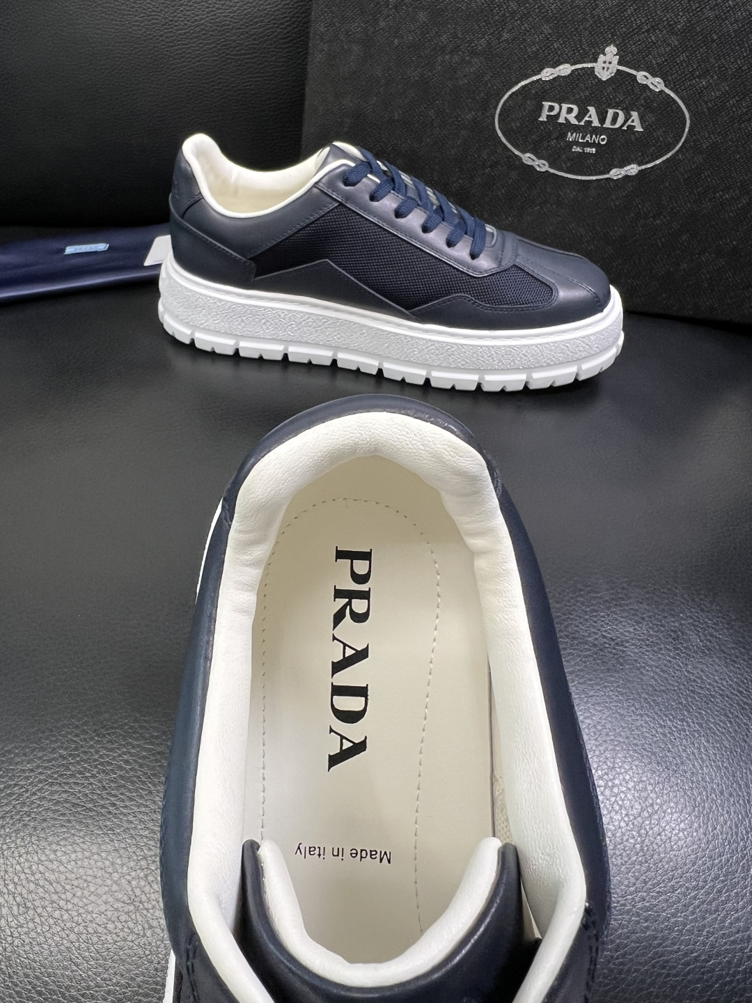 Prada 顶级工艺品，普拉达 专柜同步，原厂配置意大利进口牛皮拼布面料，进口牛皮内里垫，透气舒适，鞋底