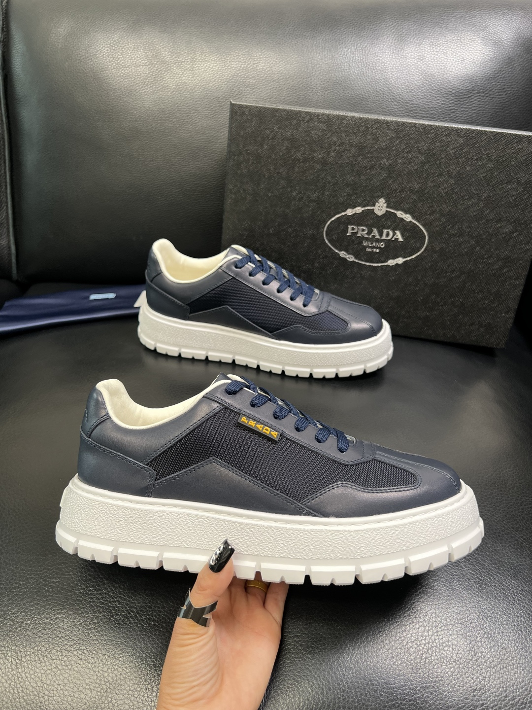 Prada 顶级工艺品，普拉达 专柜同步，原厂配置意大利进口牛皮拼布面料，进口牛皮内里垫，透气舒适，鞋底