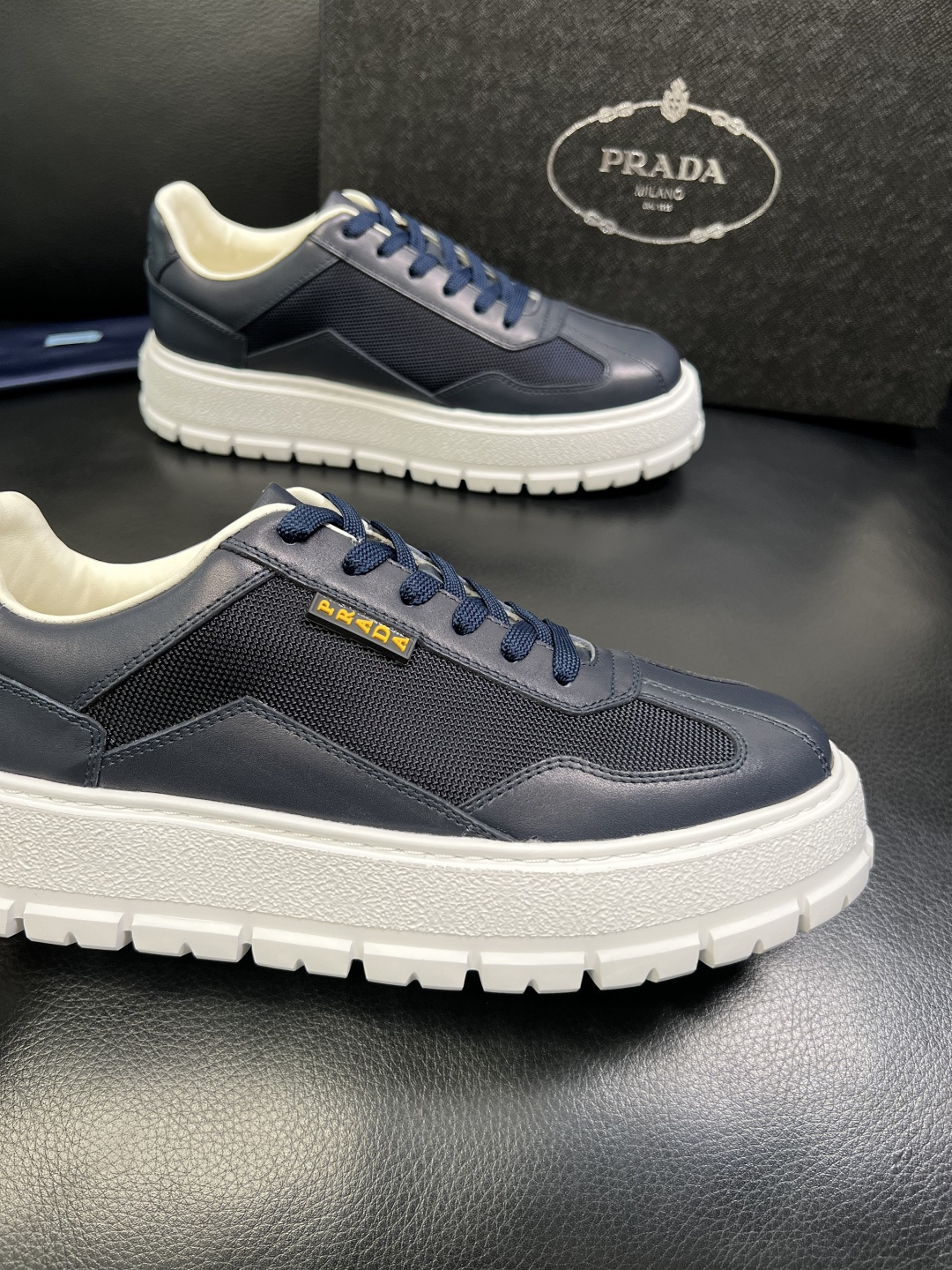 Prada 顶级工艺品，普拉达 专柜同步，原厂配置意大利进口牛皮拼布面料，进口牛皮内里垫，透气舒适，鞋底