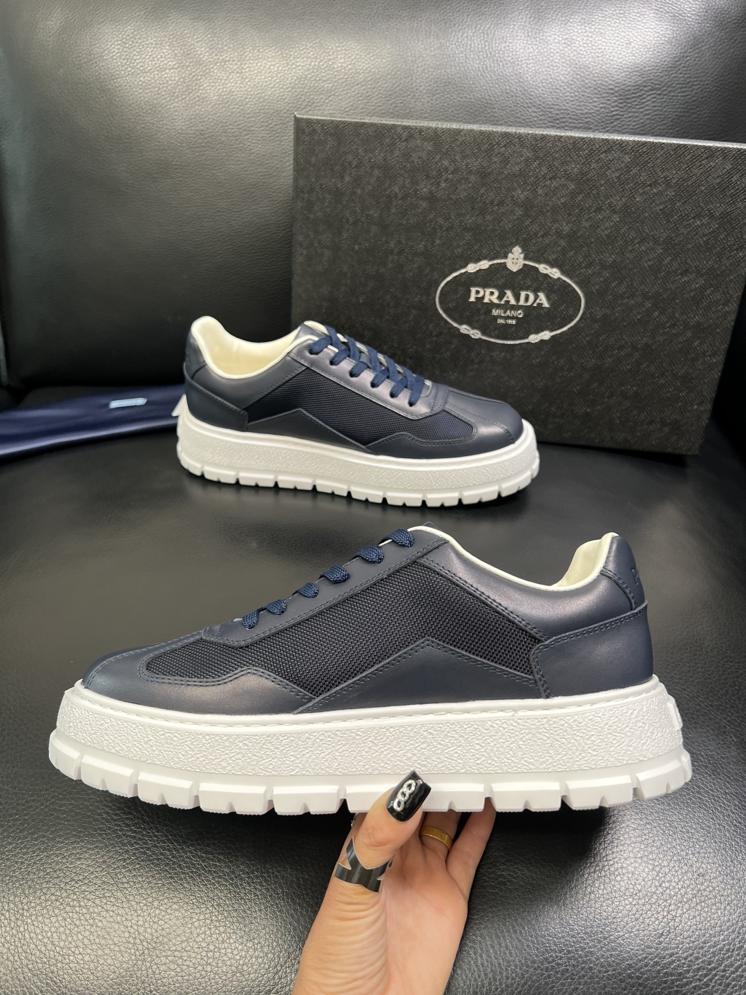 Prada 顶级工艺品，普拉达 专柜同步，原厂配置意大利进口牛皮拼布面料，进口牛皮内里垫，透气舒适，鞋底