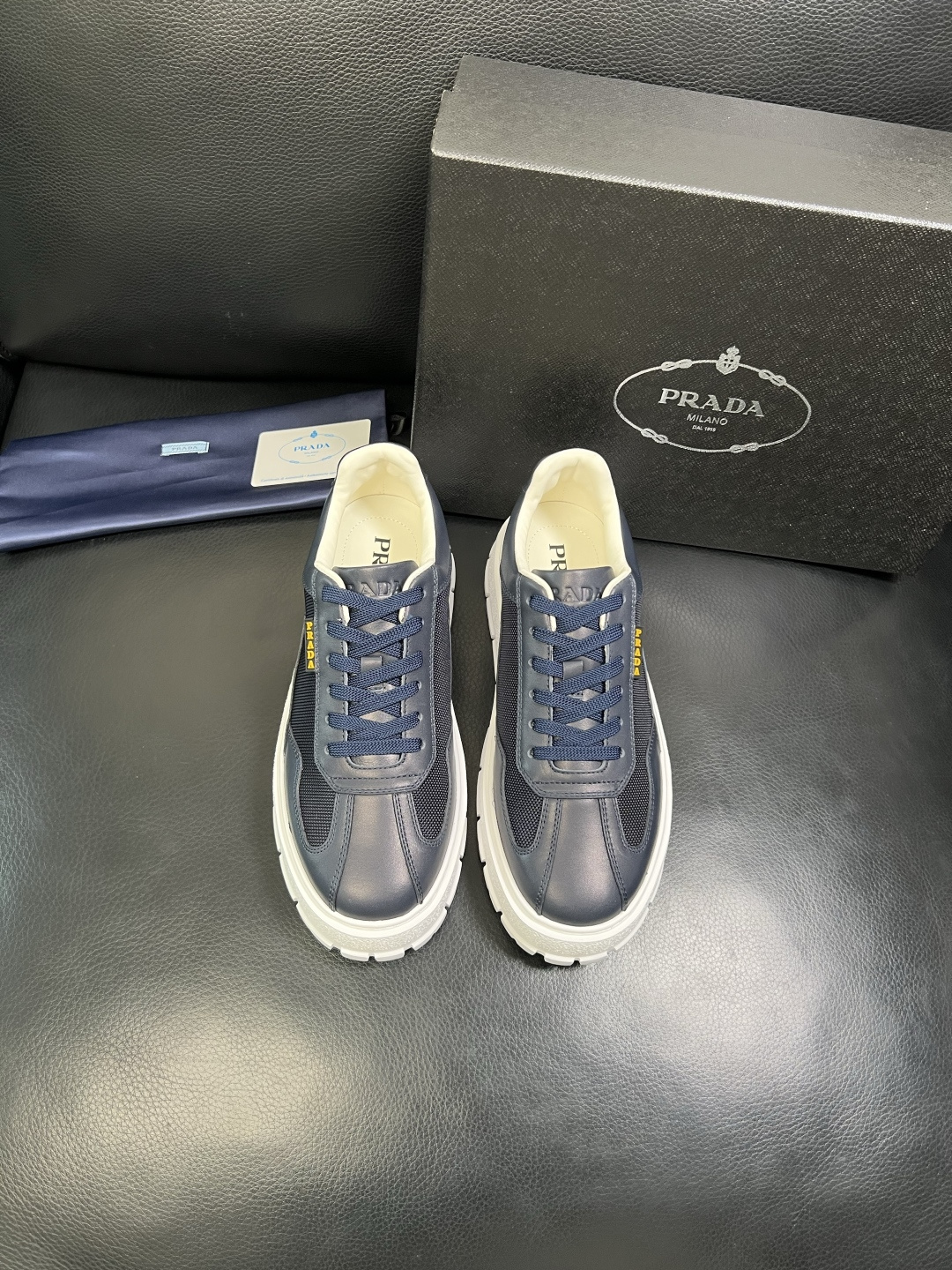 Prada 顶级工艺品，普拉达 专柜同步，原厂配置意大利进口牛皮拼布面料，进口牛皮内里垫，透气舒适，鞋底