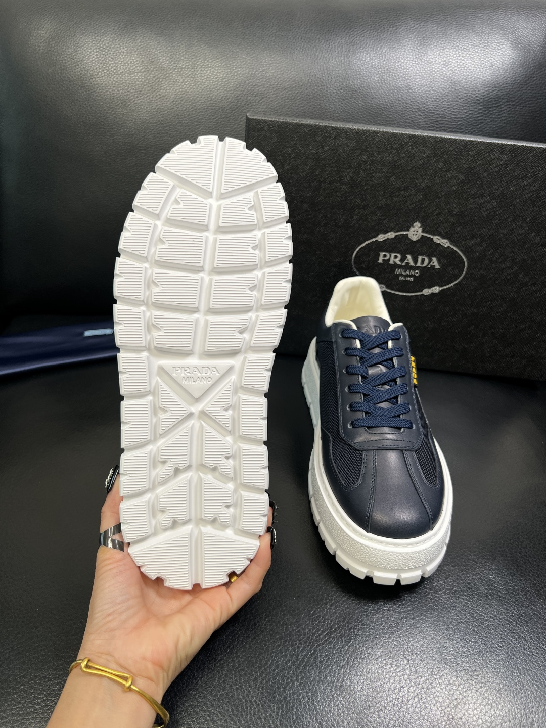 Prada 顶级工艺品，普拉达 专柜同步，原厂配置意大利进口牛皮拼布面料，进口牛皮内里垫，透气舒适，鞋底