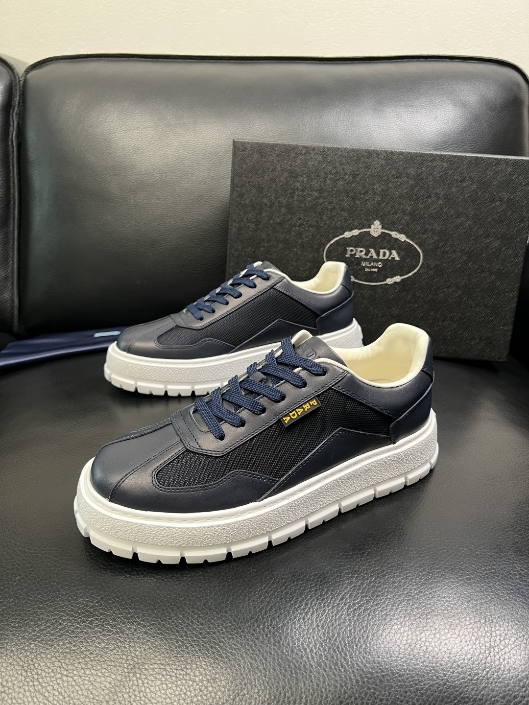 Prada 顶级工艺品，普拉达 专柜同步，原厂配置意大利进口牛皮拼布面料，进口牛皮内里垫，透气舒适，鞋底