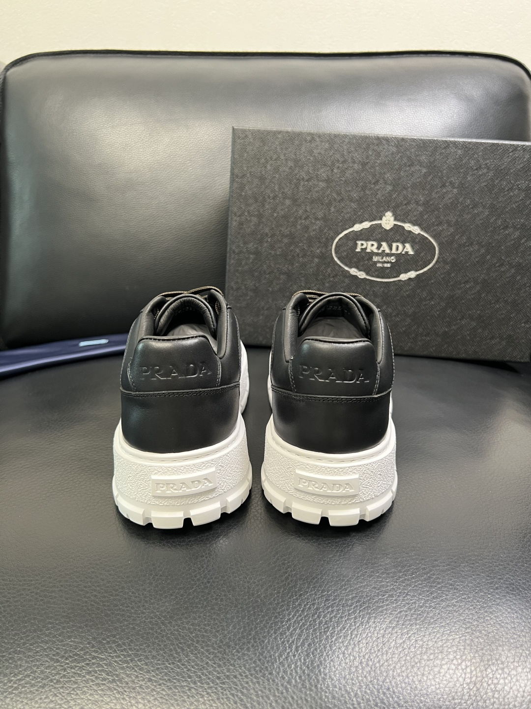 Prada 顶级工艺品，普拉达 专柜同步，原厂配置意大利进口牛皮拼布面料，进口牛皮内里垫，透气舒适，鞋底