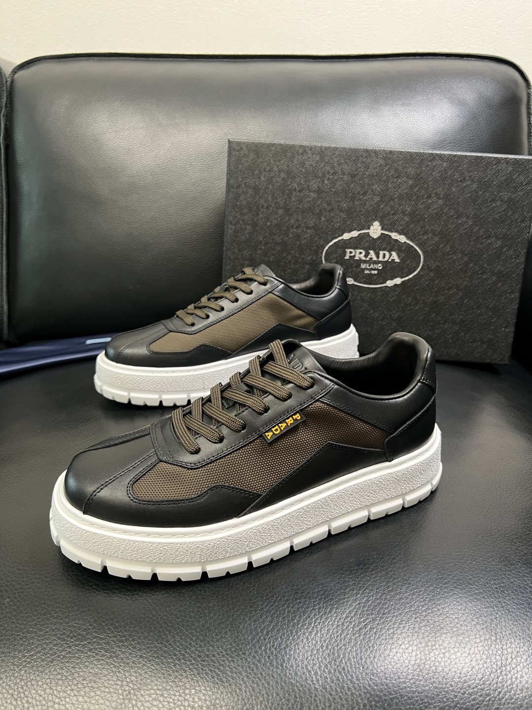 Prada 顶级工艺品，普拉达 专柜同步，原厂配置意大利进口牛皮拼布面料，进口牛皮内里垫，透气舒适，鞋底