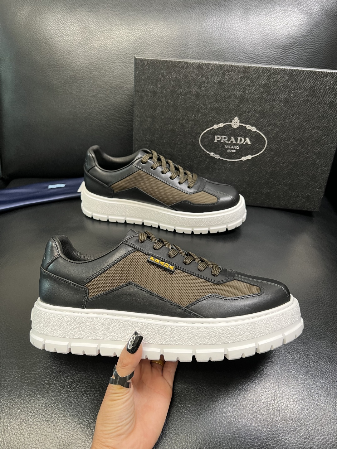 Prada 顶级工艺品，普拉达 专柜同步，原厂配置意大利进口牛皮拼布面料，进口牛皮内里垫，透气舒适，鞋底