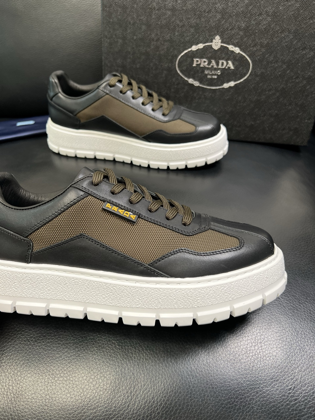 Prada 顶级工艺品，普拉达 专柜同步，原厂配置意大利进口牛皮拼布面料，进口牛皮内里垫，透气舒适，鞋底