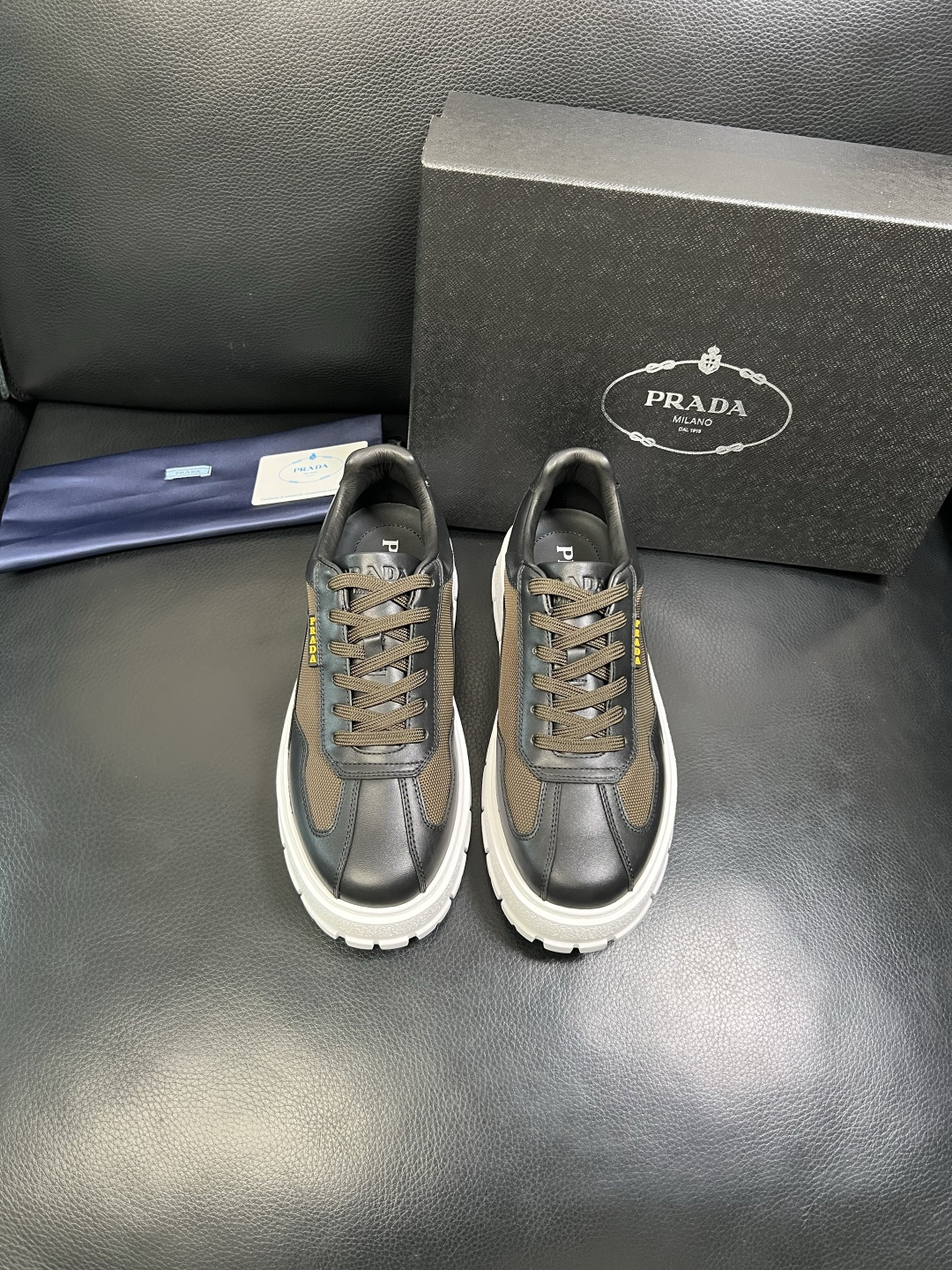 Prada 顶级工艺品，普拉达 专柜同步，原厂配置意大利进口牛皮拼布面料，进口牛皮内里垫，透气舒适，鞋底