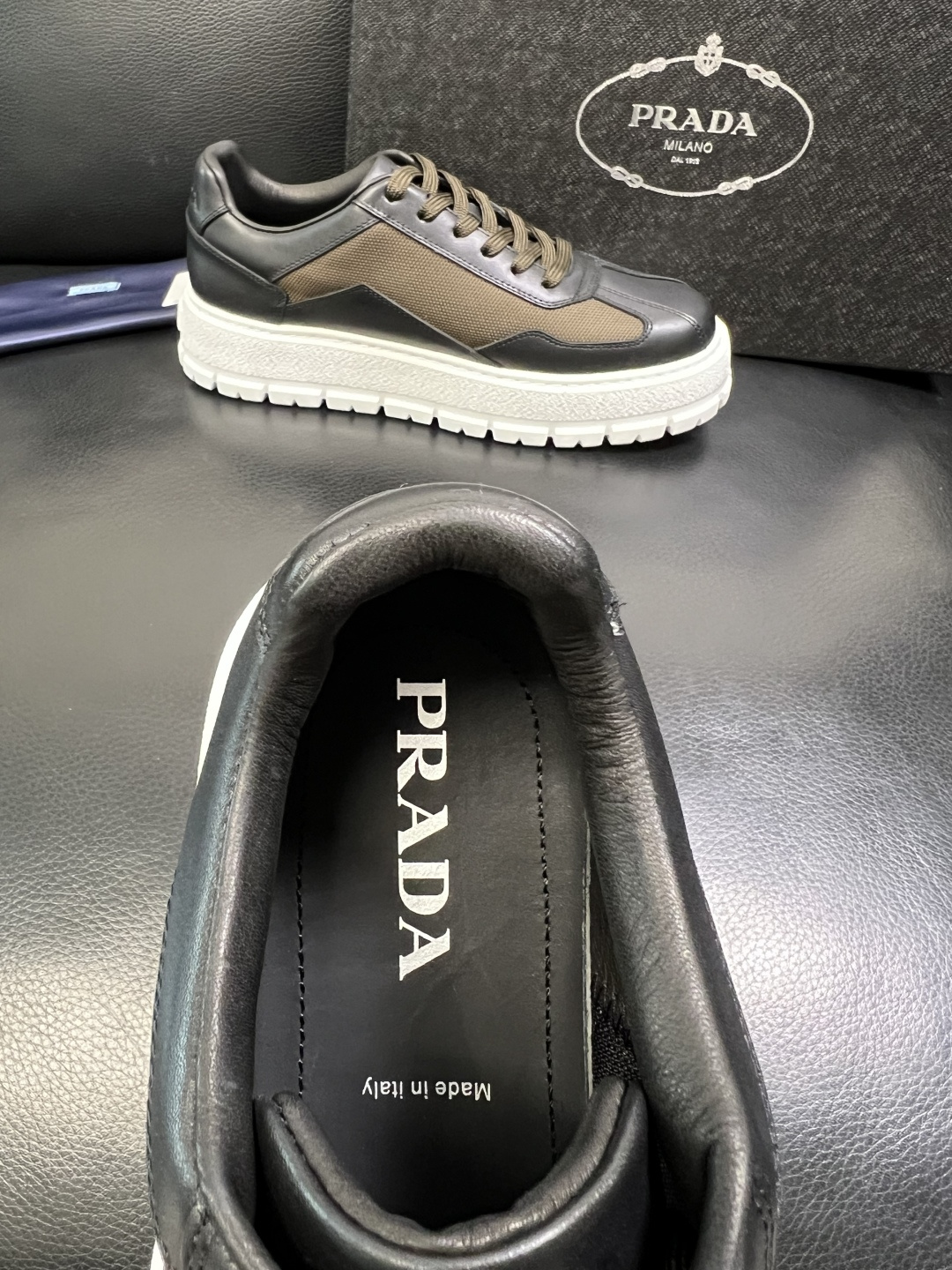 Prada 顶级工艺品，普拉达 专柜同步，原厂配置意大利进口牛皮拼布面料，进口牛皮内里垫，透气舒适，鞋底