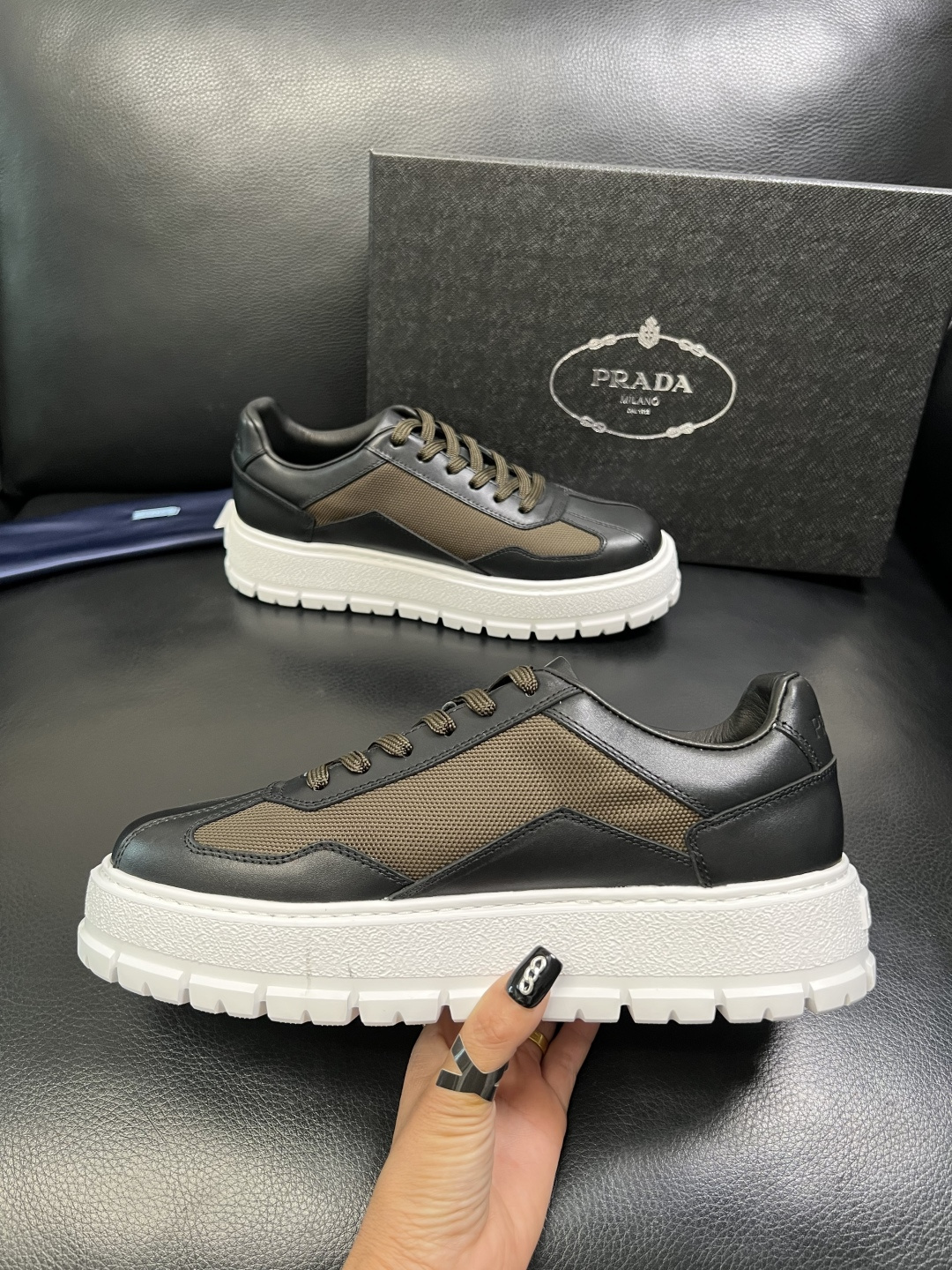 Prada 顶级工艺品，普拉达 专柜同步，原厂配置意大利进口牛皮拼布面料，进口牛皮内里垫，透气舒适，鞋底