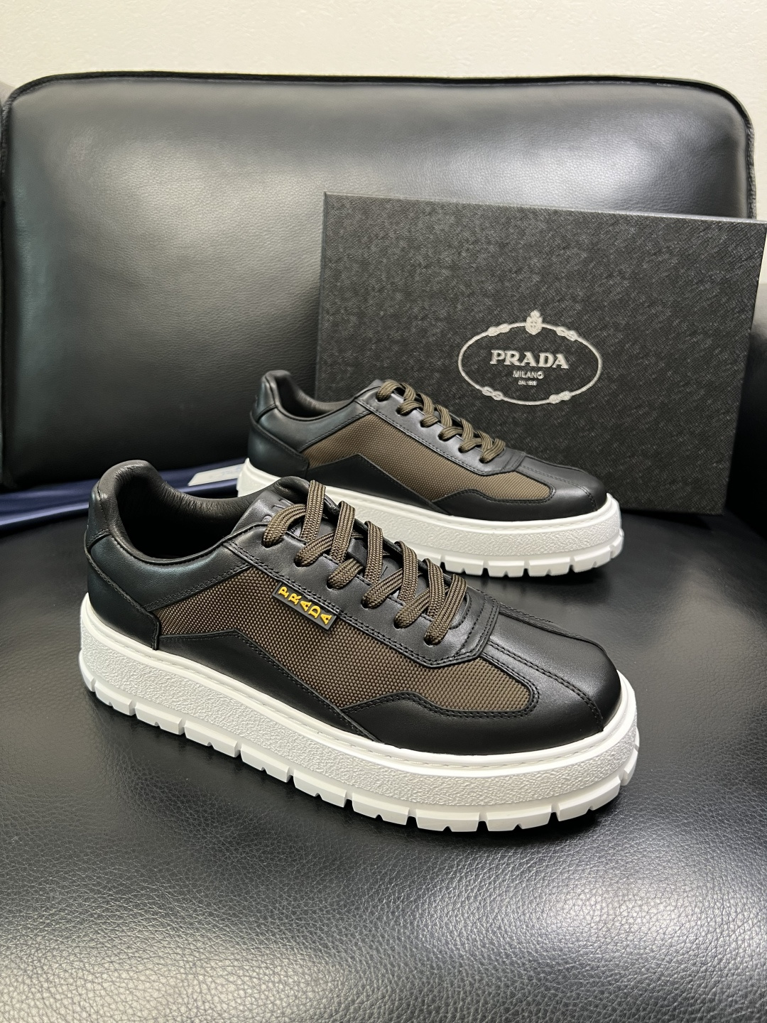 Prada 顶级工艺品，普拉达 专柜同步，原厂配置意大利进口牛皮拼布面料，进口牛皮内里垫，透气舒适，鞋底