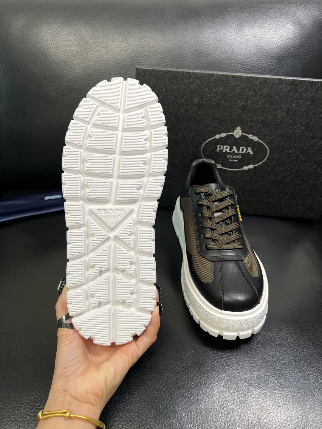 Prada 顶级工艺品，普拉达 专柜同步，原厂配置意大利进口牛皮拼布面料，进口牛皮内里垫，透气舒适，鞋底