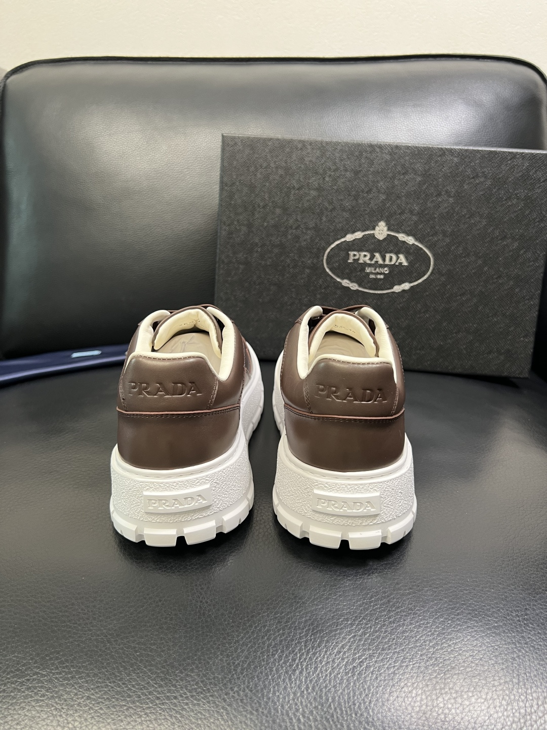 Prada 顶级工艺品，普拉达 专柜同步，原厂配置意大利进口牛皮拼布面料，进口牛皮内里垫，透气舒适，鞋底