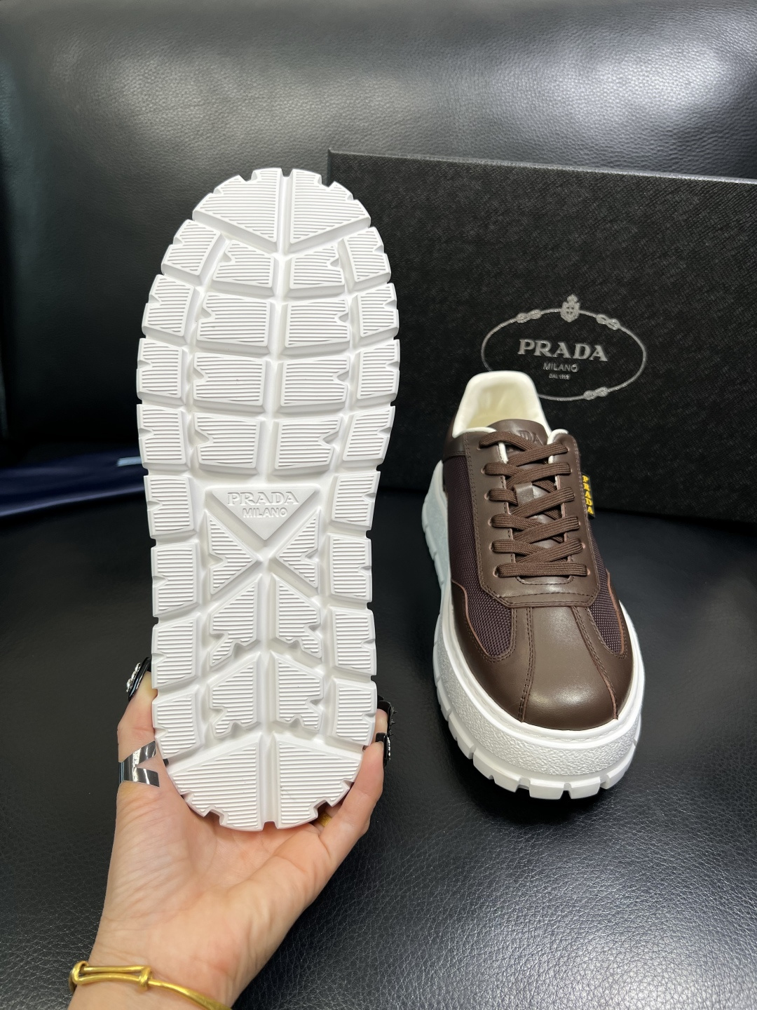 Prada 顶级工艺品，普拉达 专柜同步，原厂配置意大利进口牛皮拼布面料，进口牛皮内里垫，透气舒适，鞋底