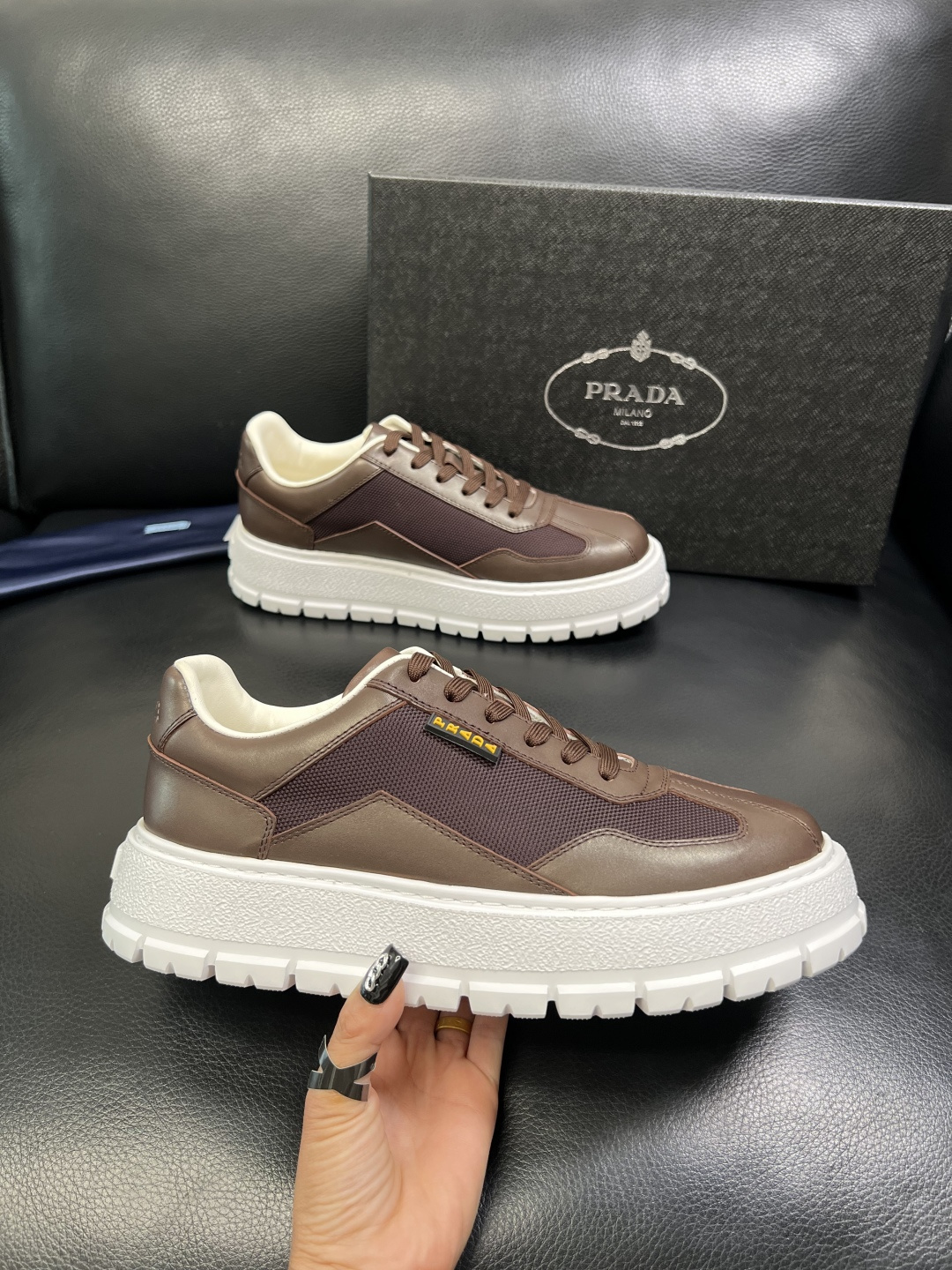 Prada 顶级工艺品，普拉达 专柜同步，原厂配置意大利进口牛皮拼布面料，进口牛皮内里垫，透气舒适，鞋底