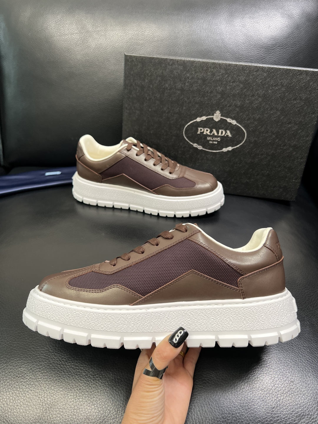 Prada 顶级工艺品，普拉达 专柜同步，原厂配置意大利进口牛皮拼布面料，进口牛皮内里垫，透气舒适，鞋底