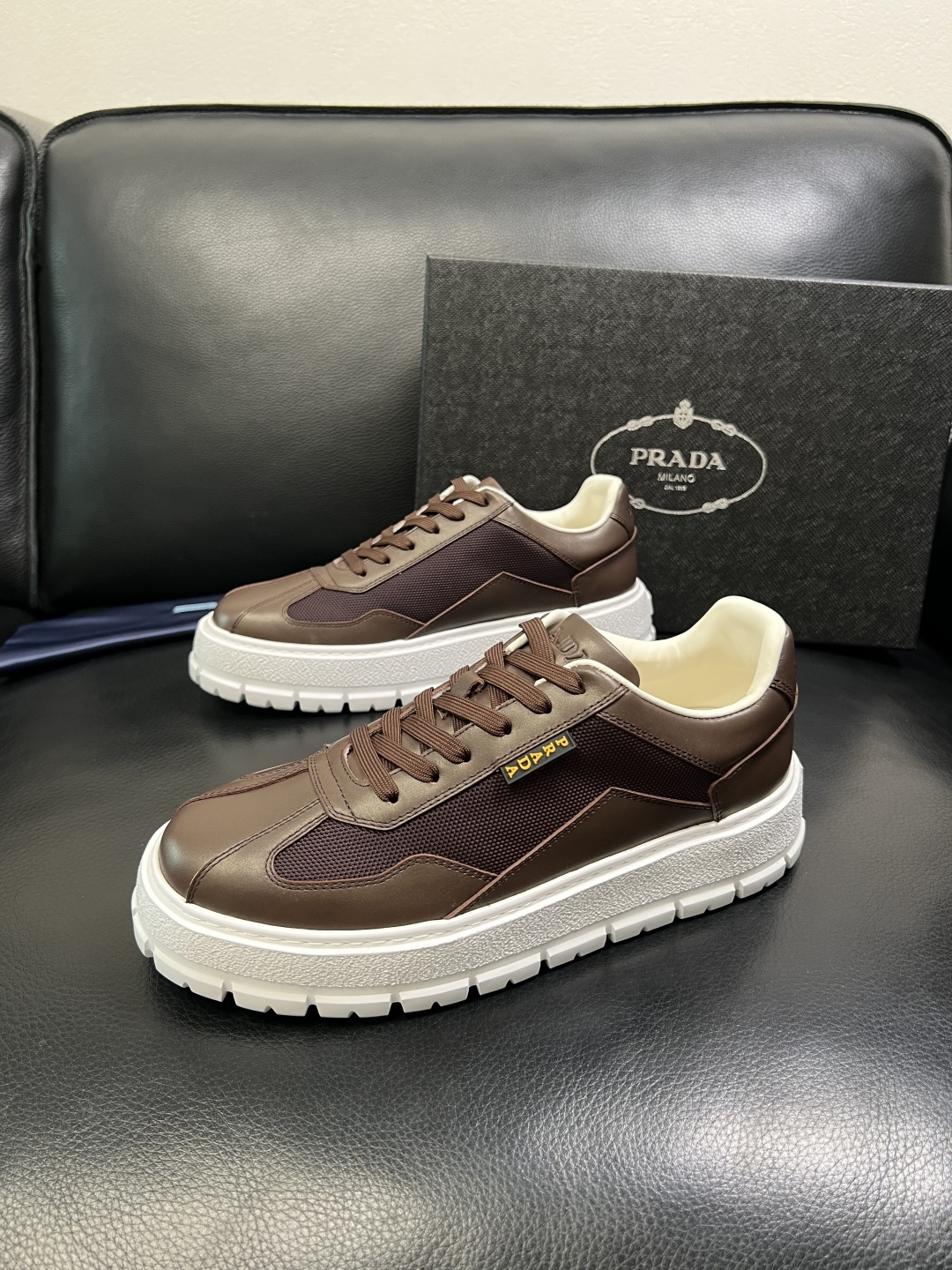 Prada 顶级工艺品，普拉达 专柜同步，原厂配置意大利进口牛皮拼布面料，进口牛皮内里垫，透气舒适，鞋底