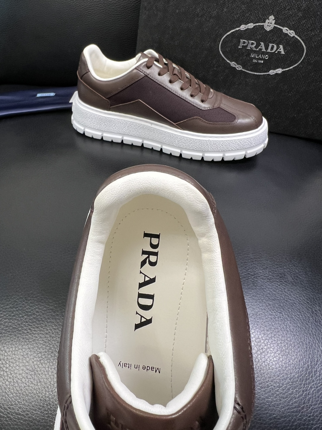 Prada 顶级工艺品，普拉达 专柜同步，原厂配置意大利进口牛皮拼布面料，进口牛皮内里垫，透气舒适，鞋底