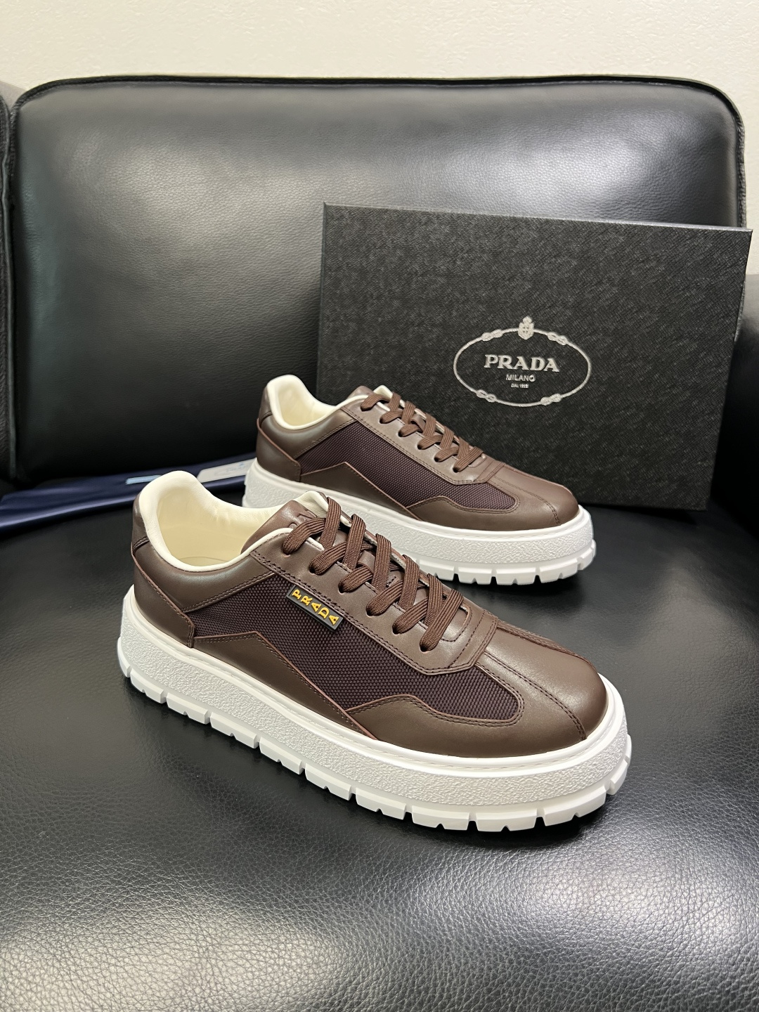 Prada 顶级工艺品，普拉达 专柜同步，原厂配置意大利进口牛皮拼布面料，进口牛皮内里垫，透气舒适，鞋底