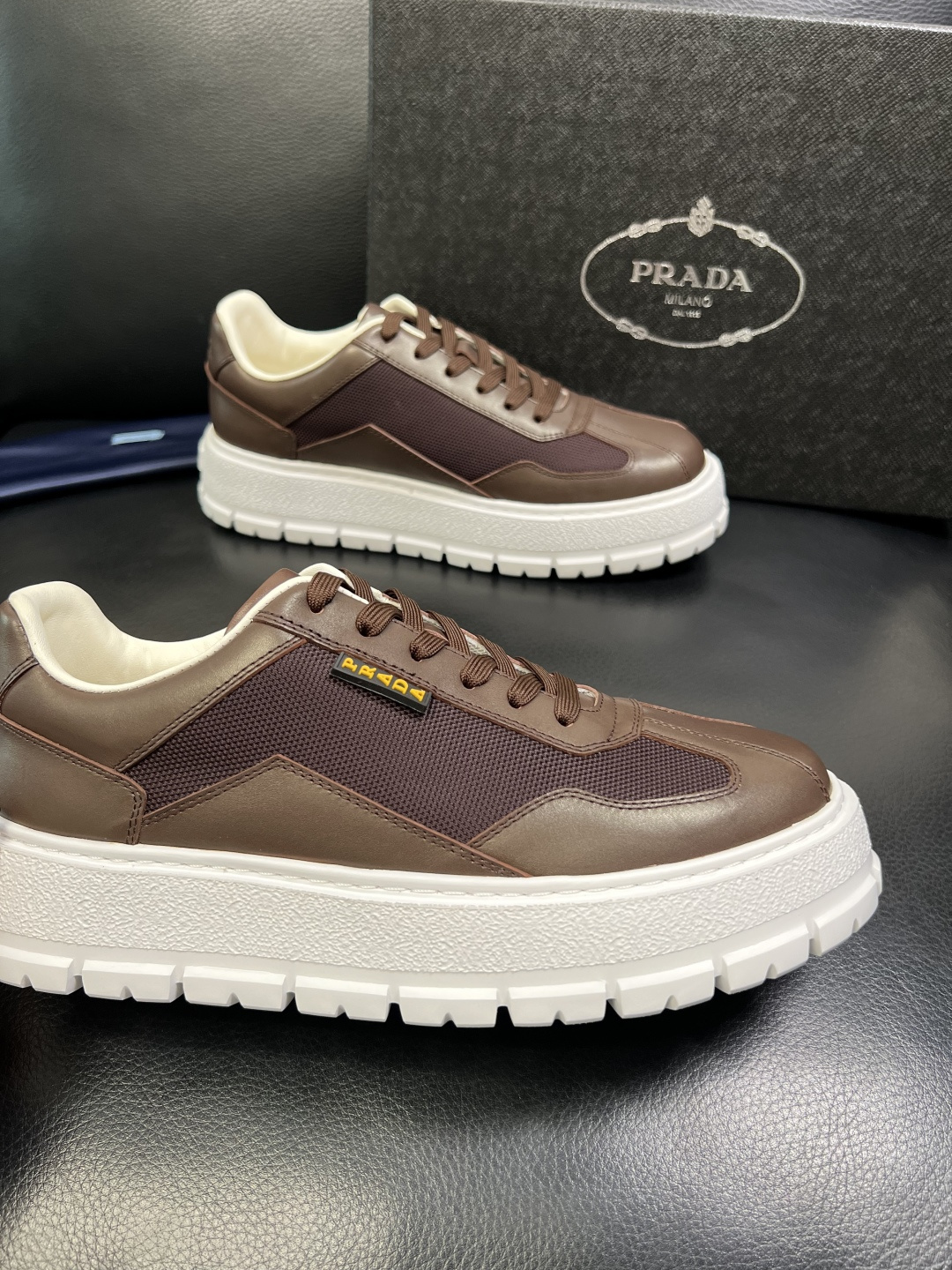 Prada 顶级工艺品，普拉达 专柜同步，原厂配置意大利进口牛皮拼布面料，进口牛皮内里垫，透气舒适，鞋底