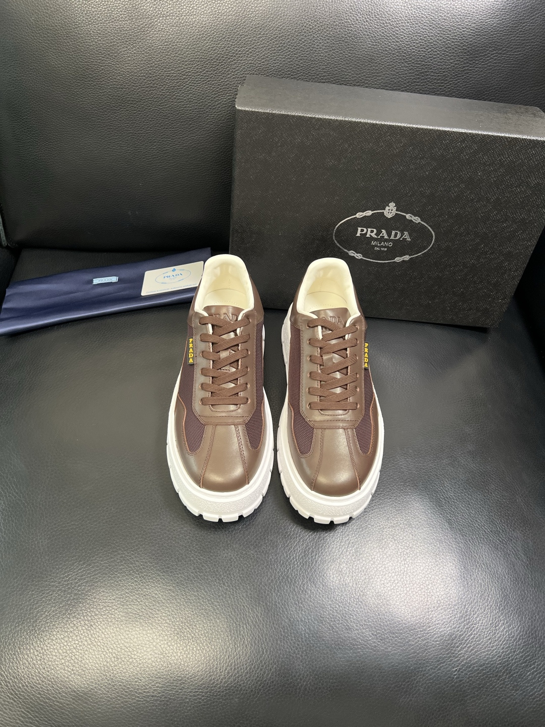 Prada 顶级工艺品，普拉达 专柜同步，原厂配置意大利进口牛皮拼布面料，进口牛皮内里垫，透气舒适，鞋底