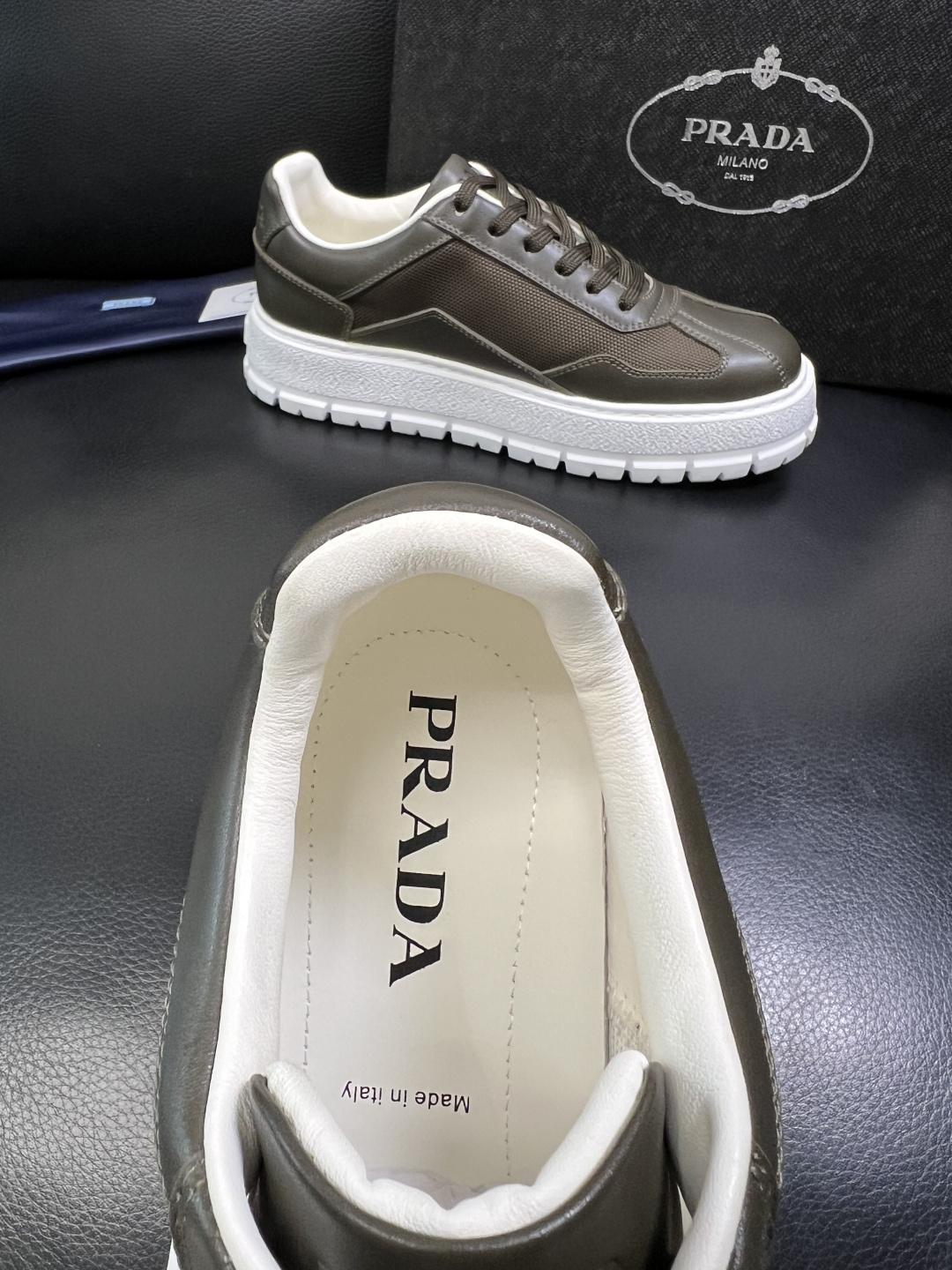 Prada 顶级工艺品，普拉达 专柜同步，原厂配置意大利进口牛皮拼布面料，进口牛皮内里垫，透气舒适，鞋底