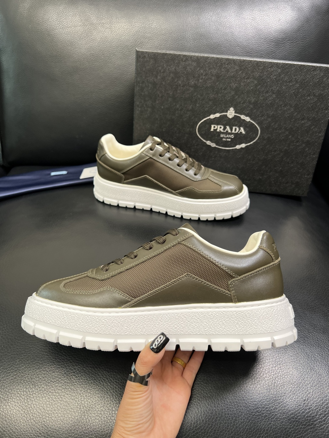 Prada 顶级工艺品，普拉达 专柜同步，原厂配置意大利进口牛皮拼布面料，进口牛皮内里垫，透气舒适，鞋底