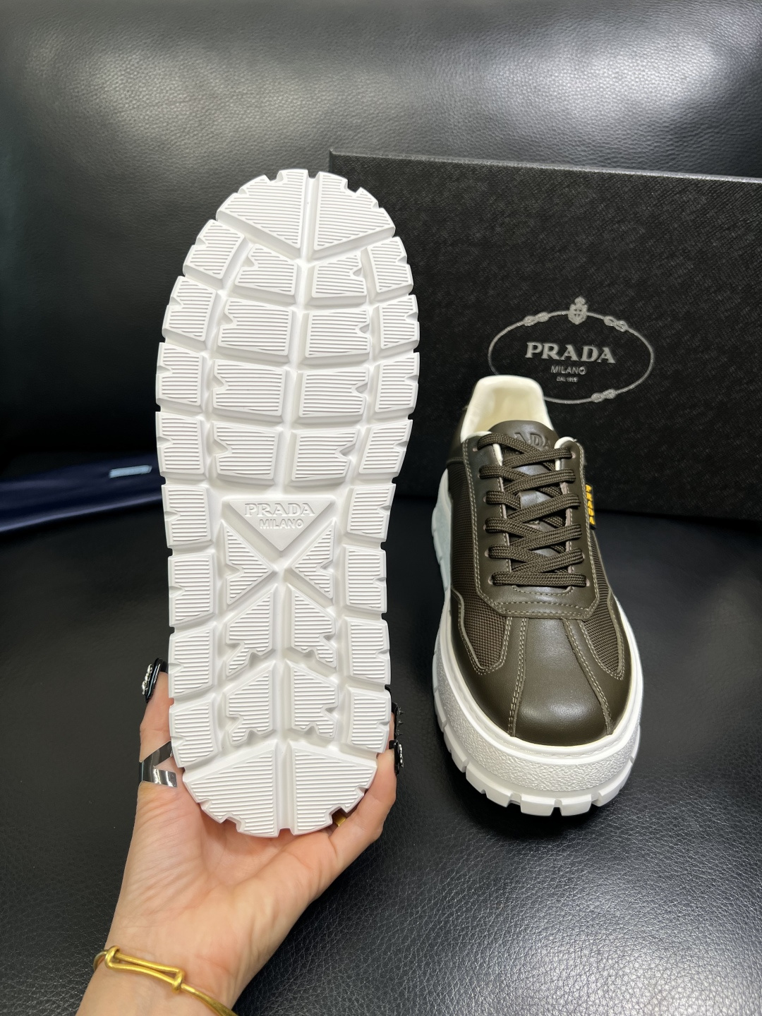 Prada 顶级工艺品，普拉达 专柜同步，原厂配置意大利进口牛皮拼布面料，进口牛皮内里垫，透气舒适，鞋底