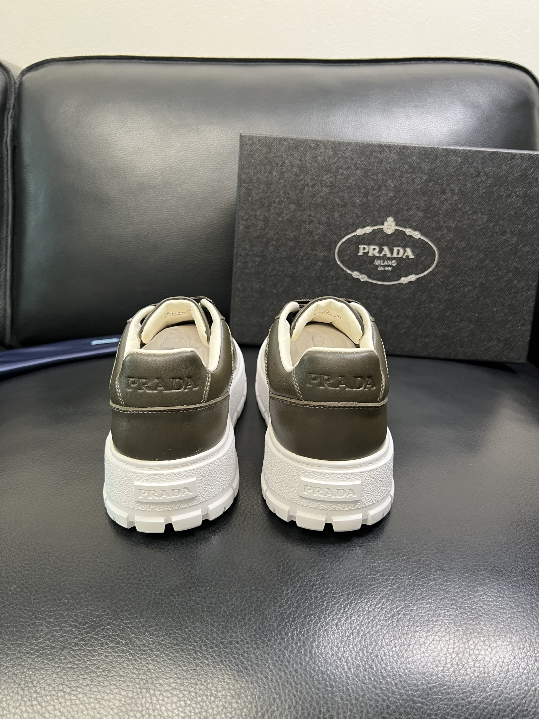 Prada 顶级工艺品，普拉达 专柜同步，原厂配置意大利进口牛皮拼布面料，进口牛皮内里垫，透气舒适，鞋底