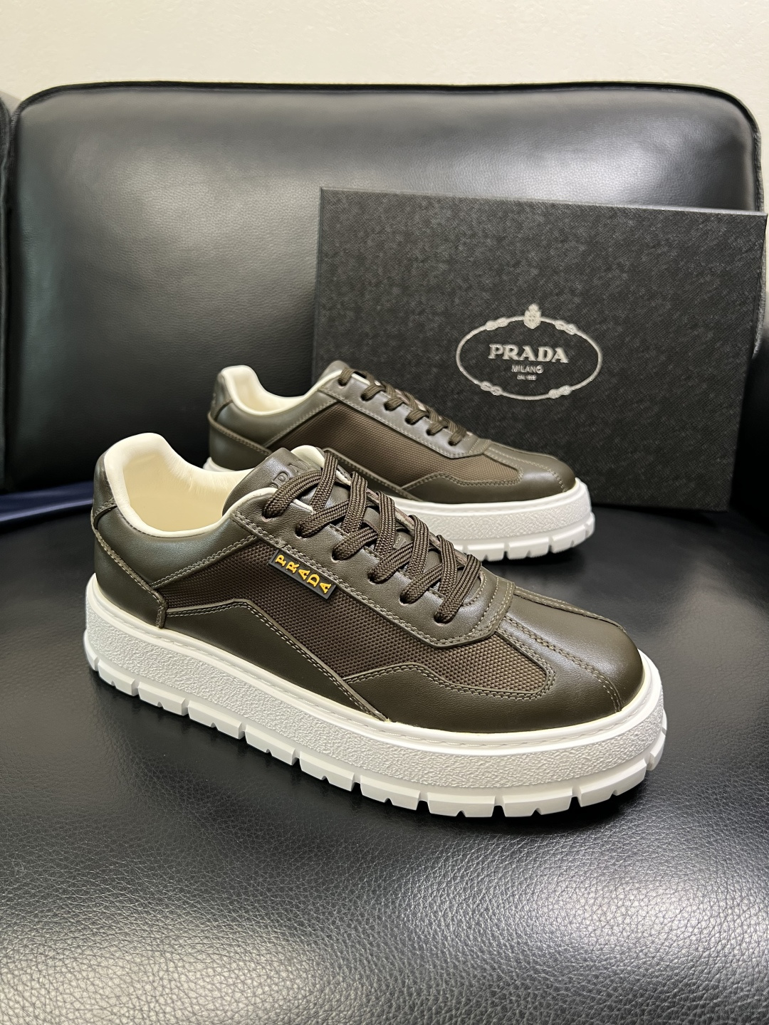 Prada 顶级工艺品，普拉达 专柜同步，原厂配置意大利进口牛皮拼布面料，进口牛皮内里垫，透气舒适，鞋底