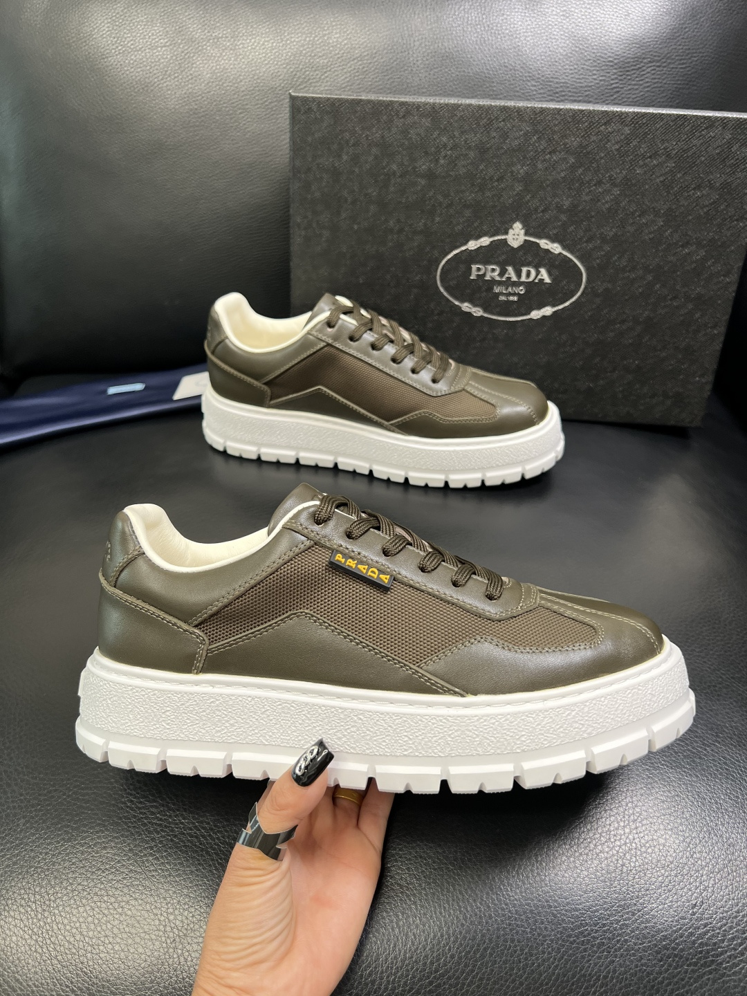 Prada 顶级工艺品，普拉达 专柜同步，原厂配置意大利进口牛皮拼布面料，进口牛皮内里垫，透气舒适，鞋底