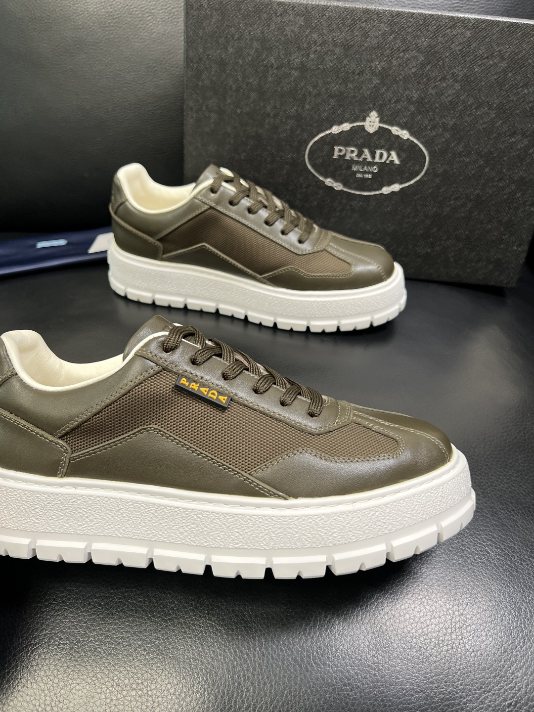 Prada 顶级工艺品，普拉达 专柜同步，原厂配置意大利进口牛皮拼布面料，进口牛皮内里垫，透气舒适，鞋底