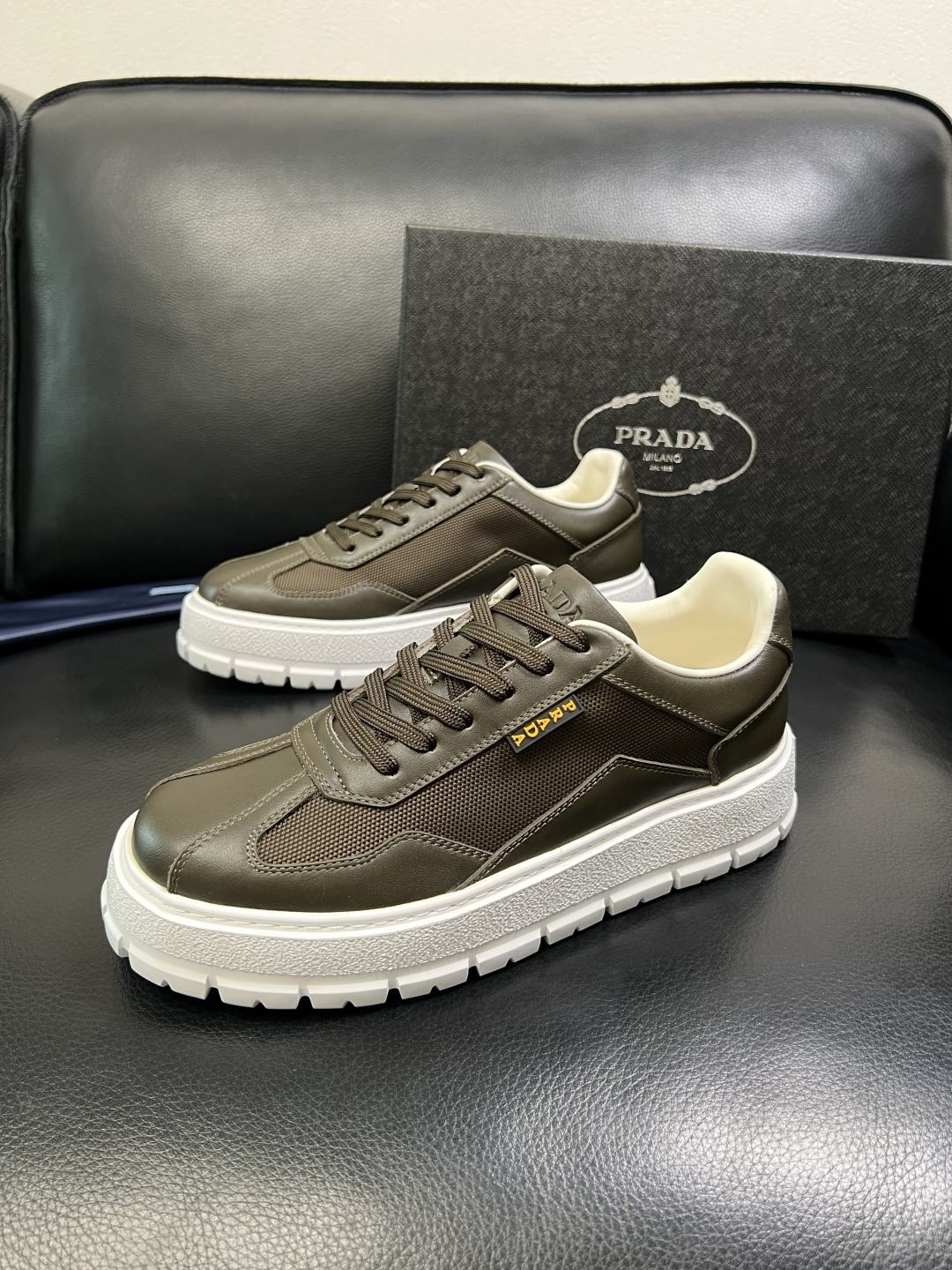 Prada 顶级工艺品，普拉达 专柜同步，原厂配置意大利进口牛皮拼布面料，进口牛皮内里垫，透气舒适，鞋底