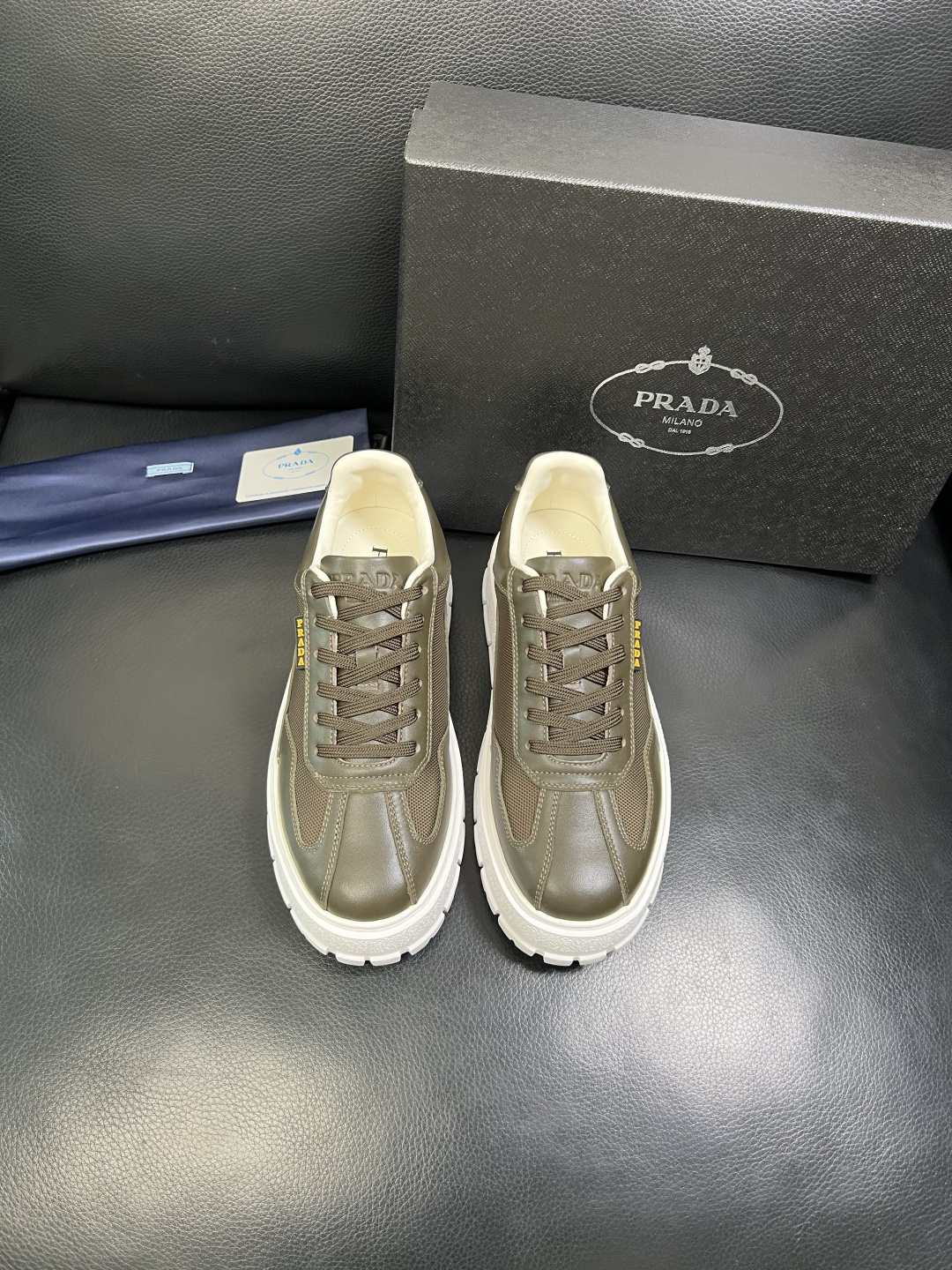 Prada 顶级工艺品，普拉达 专柜同步，原厂配置意大利进口牛皮拼布面料，进口牛皮内里垫，透气舒适，鞋底