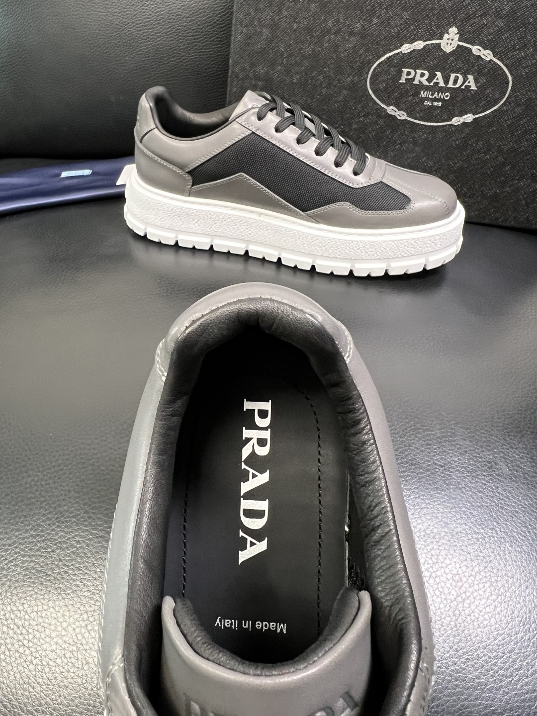 Prada 顶级工艺品，普拉达 专柜同步，原厂配置意大利进口牛皮拼布面料，进口牛皮内里垫，透气舒适，鞋底