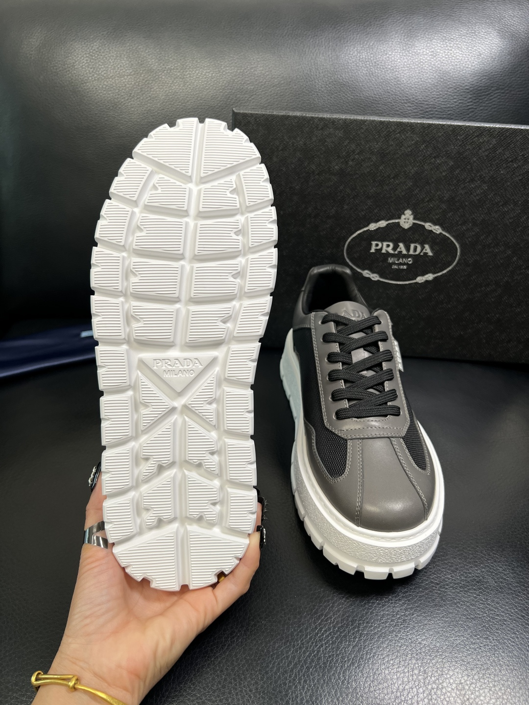 Prada 顶级工艺品，普拉达 专柜同步，原厂配置意大利进口牛皮拼布面料，进口牛皮内里垫，透气舒适，鞋底