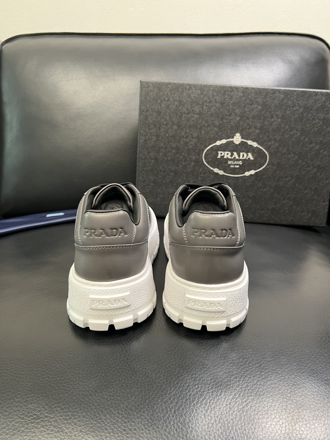 Prada 顶级工艺品，普拉达 专柜同步，原厂配置意大利进口牛皮拼布面料，进口牛皮内里垫，透气舒适，鞋底