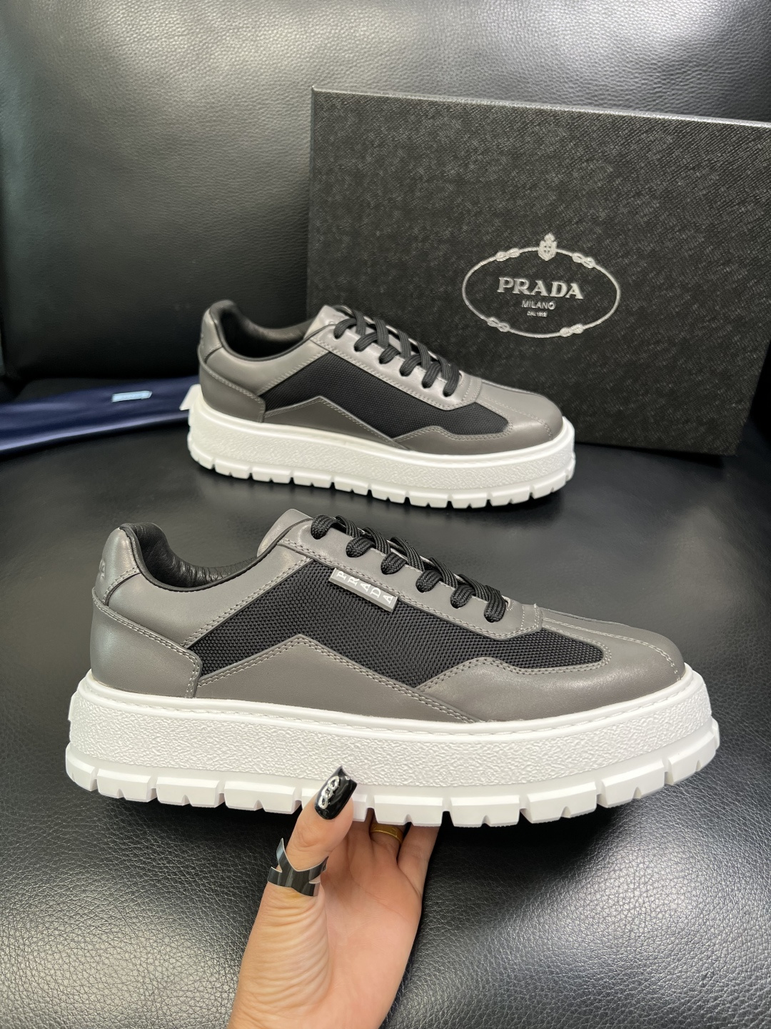 Prada 顶级工艺品，普拉达 专柜同步，原厂配置意大利进口牛皮拼布面料，进口牛皮内里垫，透气舒适，鞋底