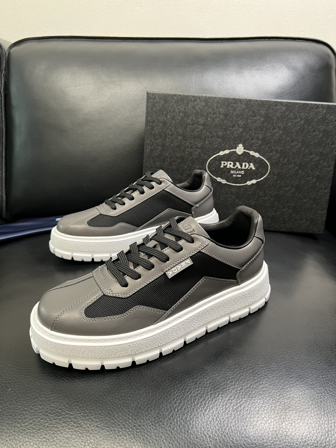 Prada 顶级工艺品，普拉达 专柜同步，原厂配置意大利进口牛皮拼布面料，进口牛皮内里垫，透气舒适，鞋底