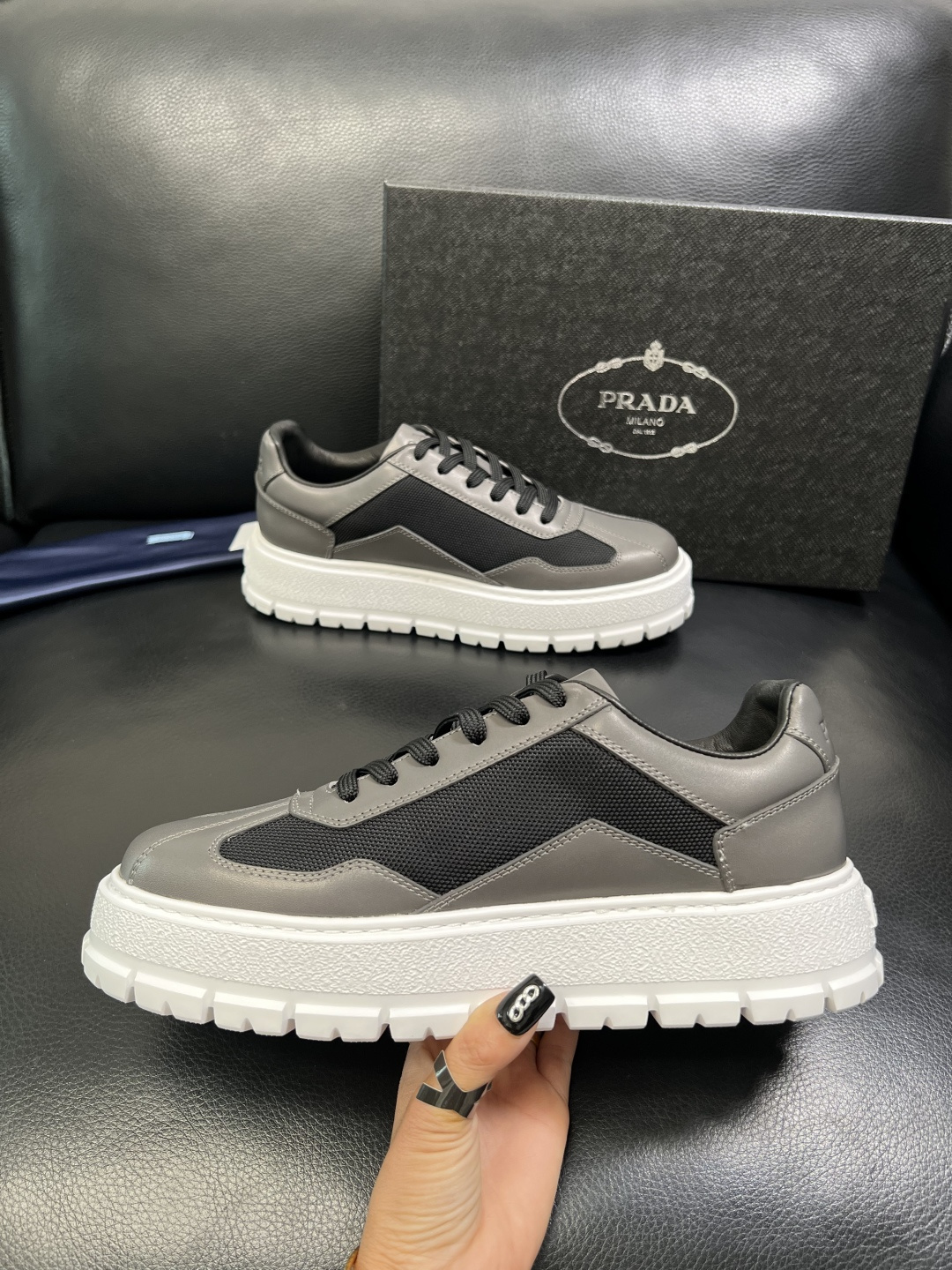 Prada 顶级工艺品，普拉达 专柜同步，原厂配置意大利进口牛皮拼布面料，进口牛皮内里垫，透气舒适，鞋底